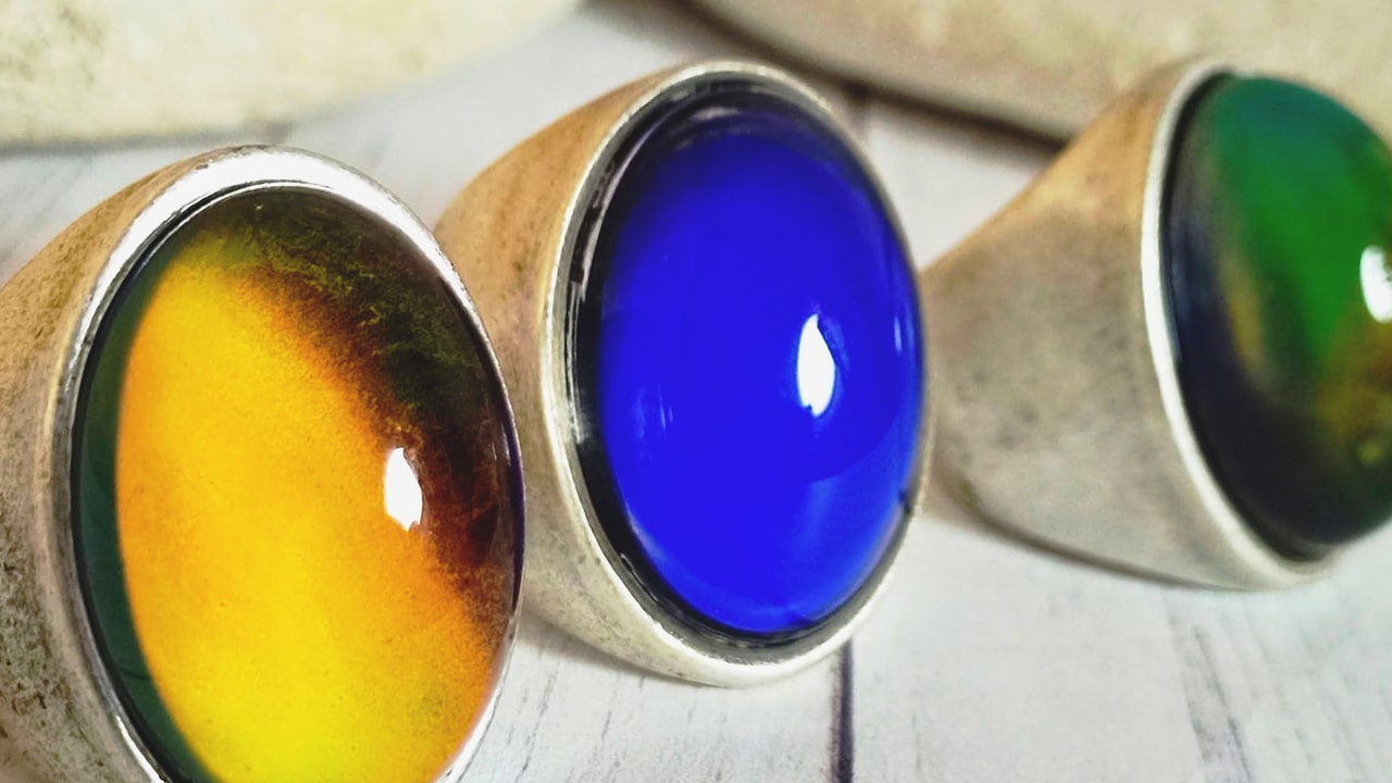 3 mood rings displaying different colors