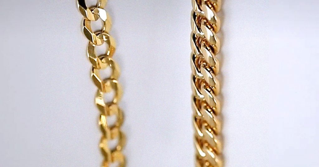 closeup of curb chain necklace