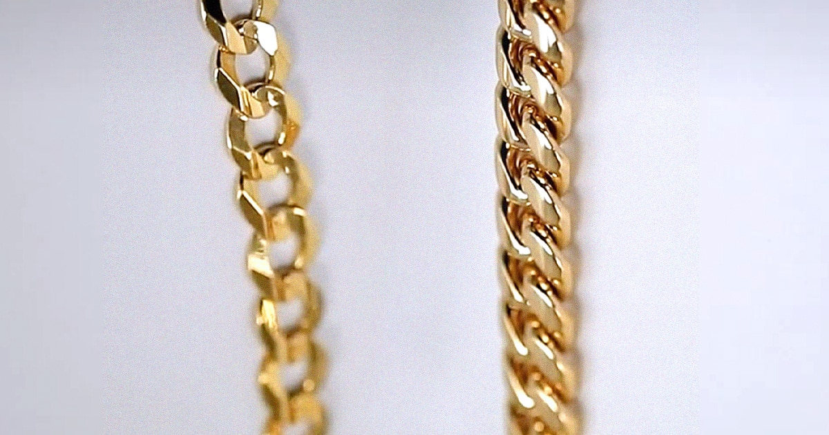 closeup of curb chain necklace